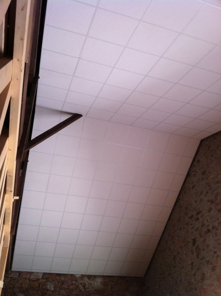 2 - Plafond modulaire dalle 600x600 ossature T24 rampant et grande hauteur  - P2P
